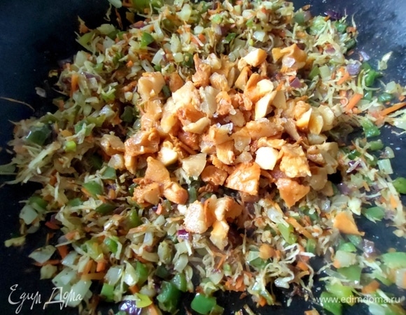 Пересыпать в сковороду грибы и все смешать.