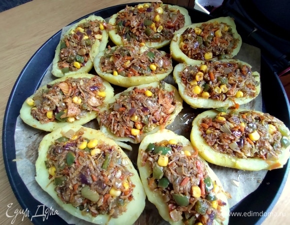 Наполнить плотно начинкой картофельные лодочки.