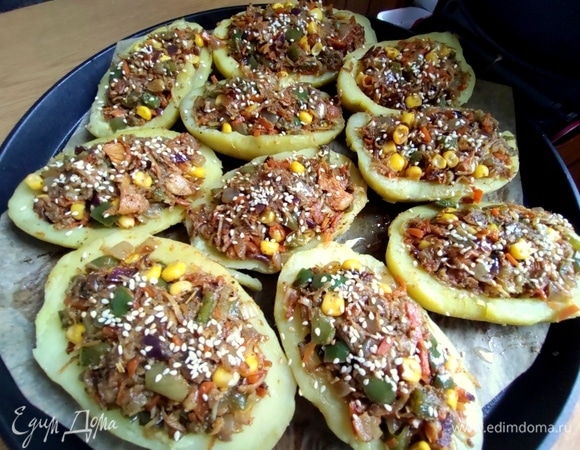 Присыпать кунжутом. По желанию можно смазать лодочки майонезом или соусом из сметаны (тогда рецепт не будет постным).