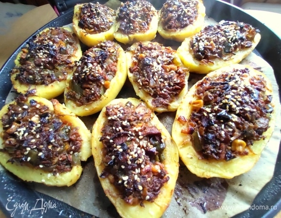 Накрыть крышкой и запекать полчаса (в духовке минут 20–30).