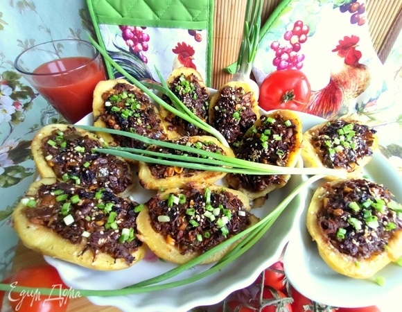 Подать блюдо горячим, посыпав зеленым луком.