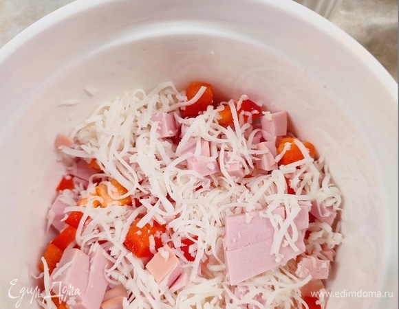 Моцареллу натереть на мелкой терке и разложить по формочкам.