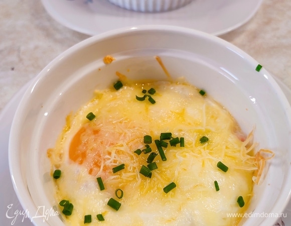 Запекать 15 минут при температуре 200°C. Готовое блюдо можно посыпать зеленью.