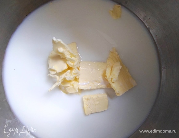 Нагреть молоко и растопить в нем масло.