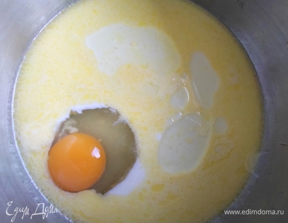 Вбить 1 крупное яйцо или 2 мелких, добавить соль, сахар, ваниль.