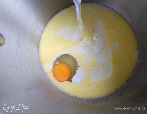 Влить теплую воду с растительным маслом.