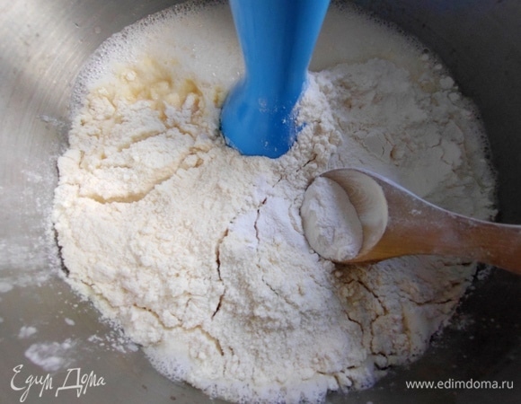 Всыпать оба вида муки с разрыхлителем.