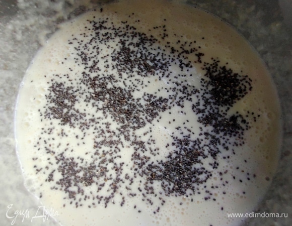 Всыпать мак или семена чиа.