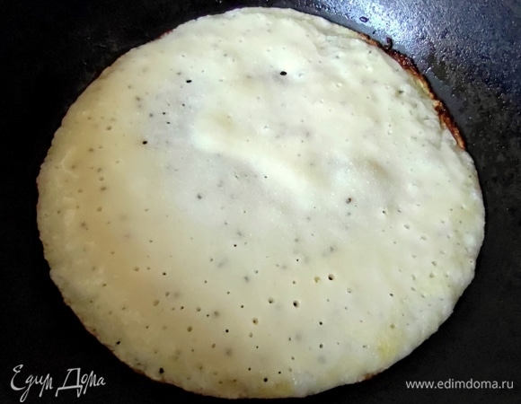 Жарим тонкие блинчики на смазанной сковороде.