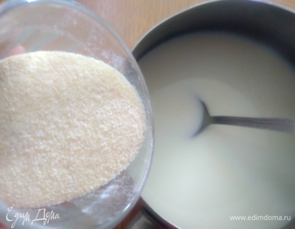 Молоко смешать с водой, солью, сахаром, ванилью. Поставить на огонь. Всыпать манку, помешивая.
