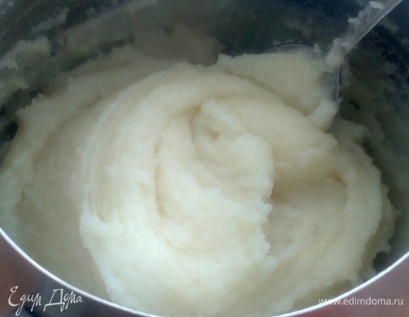 Сварить крутую манную кашу.