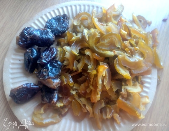 Из добавок взяла финики и цукаты из цидонии (кустарник с небольшими фруктами, который растет на огородах в Латвии).