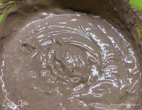 Желтки отделить от белков. Белки взбить в крепкую пену, добавить 90 г сахара и взбить до крепких пиков. Желтки с оставшимися 90 г сахара взбить в пышную пену.<br />
<br />
В желтковую массу добавить воду и аккуратно перемешать венчиком. После этого ввести белки. Также аккуратно перемешать венчиком. Просеять муку с какао и разрыхлителем. На маленькой скорости взбить тесто миксером. Перелить тесто в форму и выпекать 30 минут при температуре 200°C.