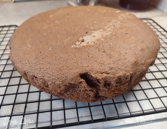 Вынуть готовый бисквит из духовки, оставить в форме на 2 часа. После этого дать ему полностью остыть на решетке.