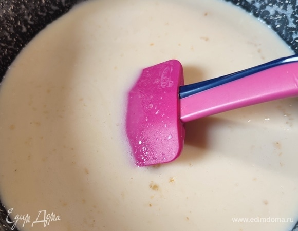 Для крема соединить в ковшике все ингредиенты, кроме сливочного масла. Поставить ковшик на средний огонь и, постоянно помешивая, варить до загустения.<br />
<br />
Накрыть крем пленкой и дать остыть до комнатной температуры. Сливочное масло комнатной температуры взбить в пышную массу, добавить к нему заварную часть и взбить до однородности.