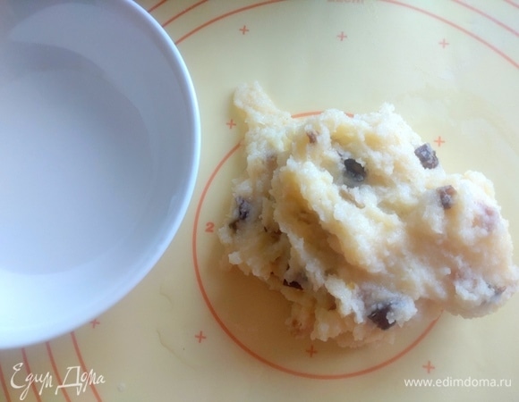 Смочить руки и коврик водой, перенести кашу.