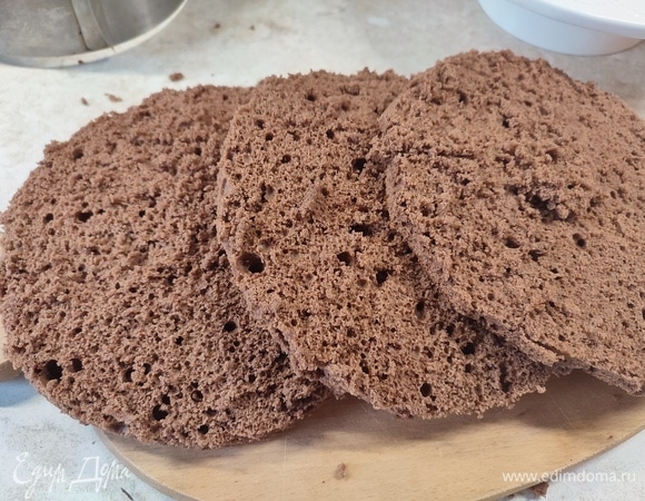 Остывший корж разрезать на 3 части. Для пропитки соединить молоко с сахарной пудрой. Этой смесью хорошо пропитать коржи.