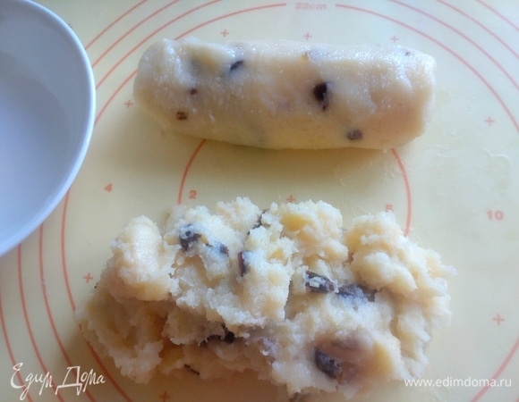 Скатать 1–2 колбаски.