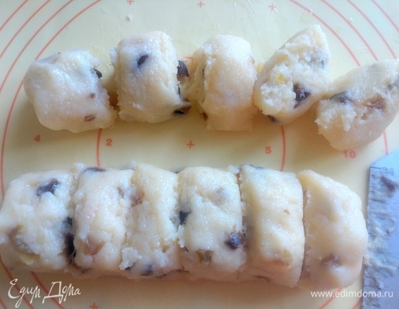 Нарезать на порции.