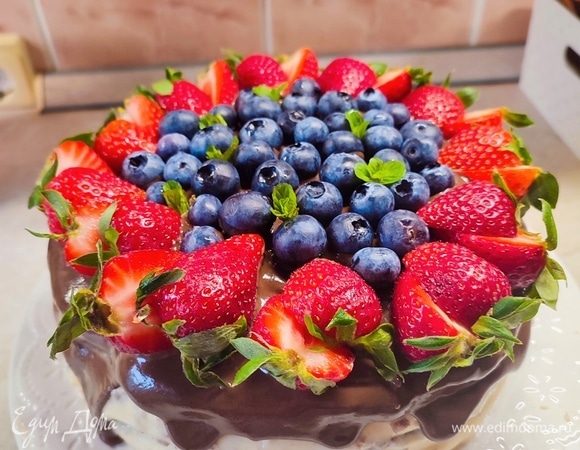 Собрать торт, чередуя коржи с кремом. Верхний корж оставить без крема. Для глазури соединить все ингредиенты и проварить до однородности. Нанести глазурь на верхний корж. Поставить торт в холодильник для пропитки. Можно украсить по своему желанию.