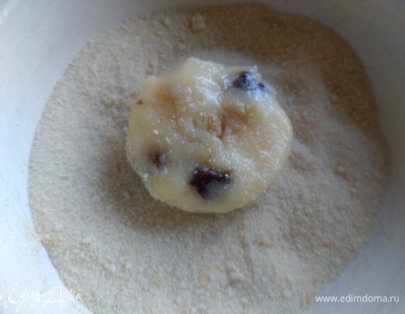 Обвалять в сухарях.