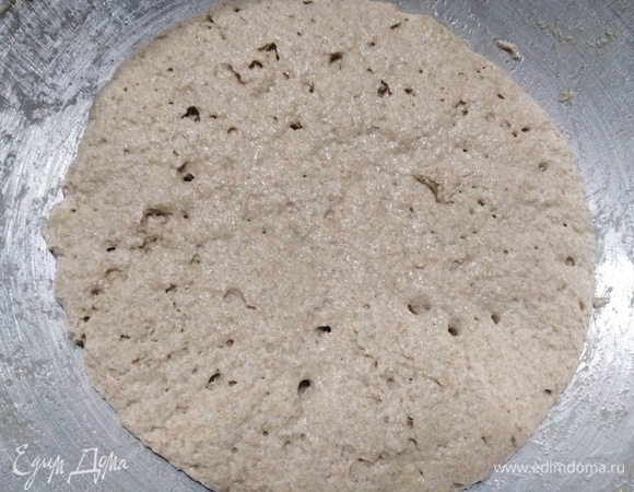 50 г закваски смешать со 150 мл воды и 150 г ржаной муки. Получившуюся опару оставить на 10–12 часов.