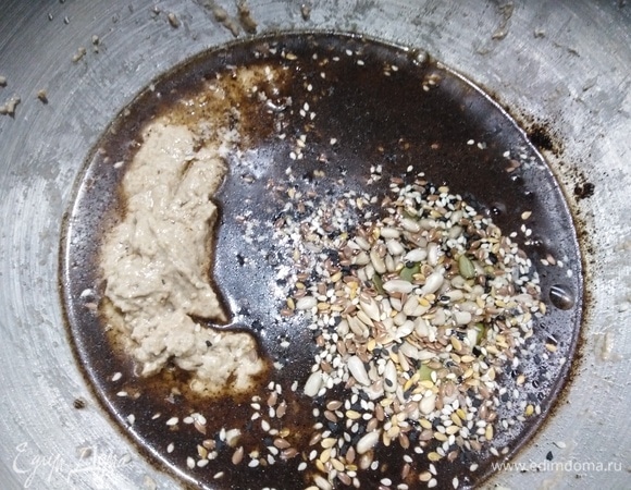 В 300 г опары влить 230 мл воды, всыпать сахар, соль, смесь семян и влить растительное масло. Добавить ферментированный солод.