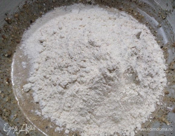 Всыпать 130 г ржаной и 200 г цельнозерновой муки.