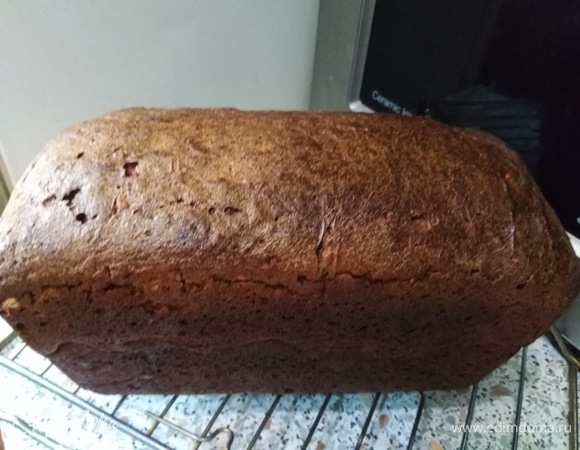 Поставить в разогретую до 220°C духовку. Выпекать 50 минут. Первые 10 минут с паром. В конце выпекания за 20 и за 10 минут спрыснуть верхушку хлеба водой для образования красивой корочки. Остудить на решетке.