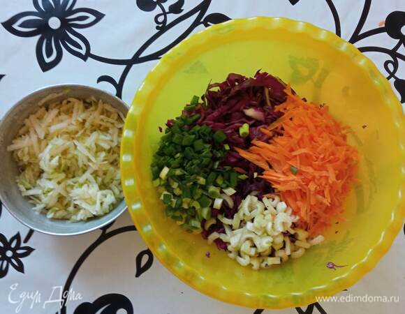 Красную капусту тонко нашинковать, слегка посолить и помять руками. Морковь натереть на крупной терке, а стебли сельдерея и зеленого лука нарезать тонкими пластинками. Кунжут обжарить на сковороде до желтого цвета. Из яблока вырезать семенную коробочку и натереть на крупной терке в миску с лимонным соком, перемешать. 