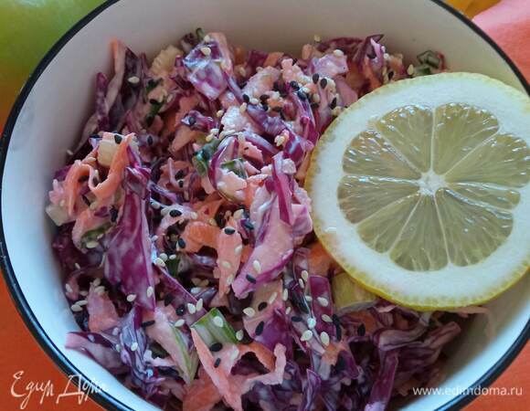 В салатник выложить капусту, сельдерей, зеленый лук, яблоко, кунжут и майонез. Все тщательно перемешать. Подавать блюдо с долькой лимона. Приятного аппетита!