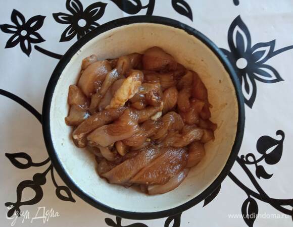 Куриное филе моем, обсушиваем бумажными полотенцами и нарезаем полосками. Заливаем соевым соусом. Выдавливаем чеснок, перемешиваем и оставляем на 30 минут в холодильнике. Если у вас сухие грибы шиитаки, замачиваем их в воде комнатной температуры на те же 30 минут. Иногда может потребоваться больше времени, это зависит от производителя. Иногда грибы очень твердые и требуют больше времени.