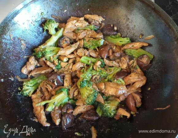 Брокколи бланшировать в кипящей воде 3 минуты. В стакане теплой воды развести пасту мисо. Добавить туда бульон даси. Раскалить вок. Добавить растительное масло. Когда масло прогреется, добавить мелко нарезанный имбирь и репчатый лук. Через 2 минуты добавить курицу и обжарить на сильном огне при постоянном помешивании до румяной корочки. Добавить грибы и обжаривать еще 2–3 минуты. Добавить брокколи, залить пастой мисо и добавить мирин. Прогреть все вместе 1–2 минуты. Проверить на соль. Мне обычно достаточно соли от мисо и соевого соуса. Если вам мало, посолите.