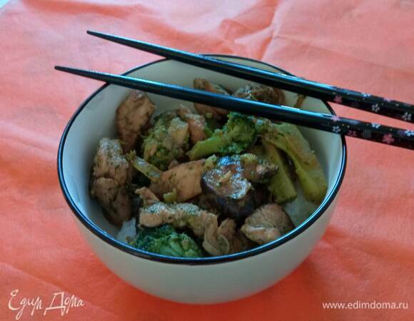 Я подавала курицу с рисом. Можно подать с лапшой. Приятного аппетита!