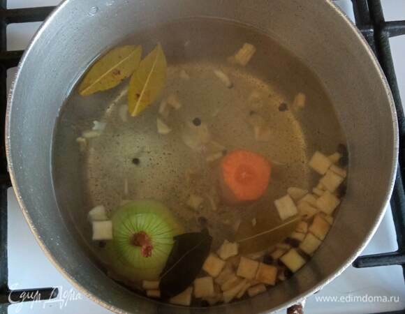 Сначала варим бульон из кореньев с добавлением перца горошком и лаврового листа. У меня в этот раз не было свежего корня петрушки и сельдерея, поэтому использовала сушеный. Бульон варится минут 40. Можно обойтись водой.