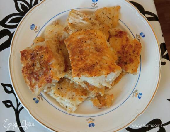 Рыбное филе промываем, обсушиваем бумажными полотенцами, солим, посыпаем приправой для рыбы, обваливаем в муке и жарим до румяной корочки минуты по 3 с каждой стороны. Перекладываем на тарелку.