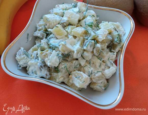 Для заправки смешать сметану, горчицу, соль, перец и сахар. Заправить салат. Приятного аппетита!