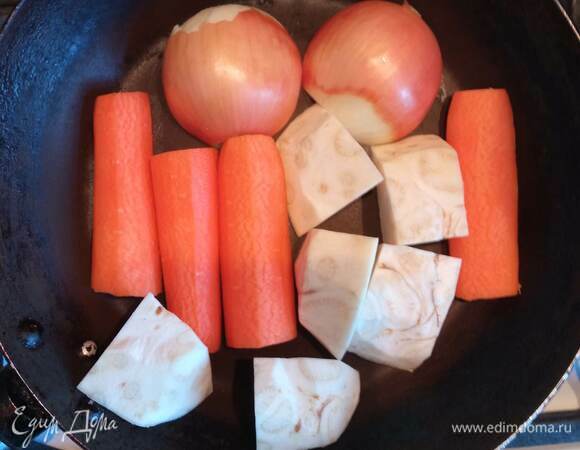 Сначала варим бульон. Для него я подпекаю лук, морковь и сельдерей на сковороде без масла, пока не появится потемнение.