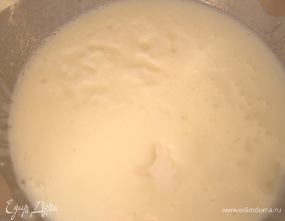 В теплый кефир добавить соль, соду, перемешать, оставить на 5 минут.