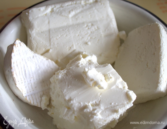 Смешать два вида сыра и творог (9%), 1,5 пачки. Подсохший сыр бри хорошо натереть. Соль не добавляла, но вы смотрите по своему вкусу.