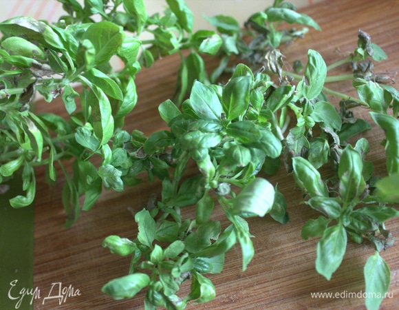 Нарезать листья базилика.