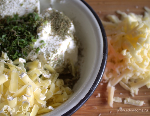 Смешать начинку с обычным тертым сыром.