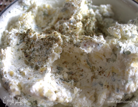 Добавить специи по вкусу. У меня смесь трав для салатов.