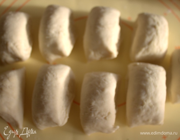 Тесто перенести на стол, вытянуть в колбаску, нарезать на порции.