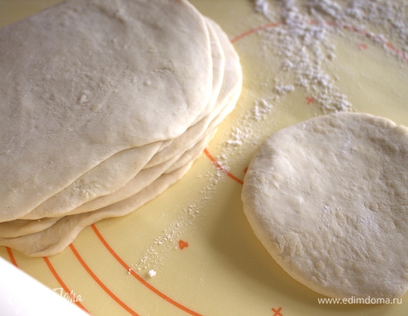 Раскатать из каждой части заготовки, накрыть полотенцем.