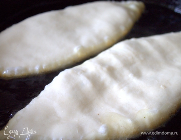 Жарить в раскаленном масле.