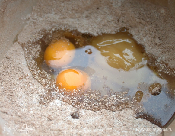 Вбить яйца, добавить мед (густой растопить) и масло.