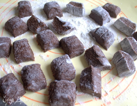 Скатать колбаски, нарезать на мини-порции.