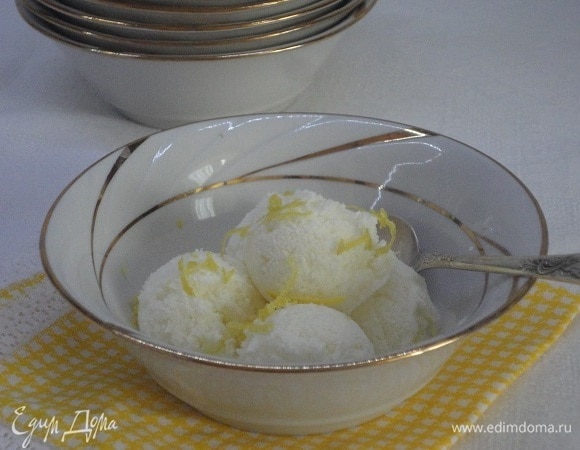 Заморозить в морозильной камере, но не полностью, а как бы наполовину. Затем вновь взбить миксером до кремообразного состояния и вновь поместить в морозилку.