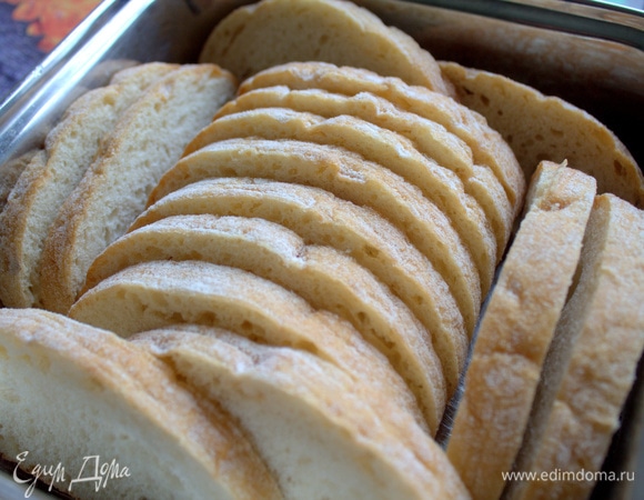 Чиабатту или батон нарезать. Уложить в квадратную форму для запекания (20 х 6).